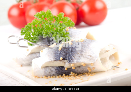 Hareng mariné avec du persil et tomates biologiques Banque D'Images