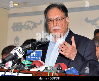 Islamabad, Pakistan. 5e septembre 2013. Ministre fédéral de l'information, de la radiodiffusion et du patrimoine national, Pervaiz Rasheed parle aux médias dans le document par le Pakistan Islamabad renseignements département   (photo par PID/Deanpictures/Alamy Live News Banque D'Images