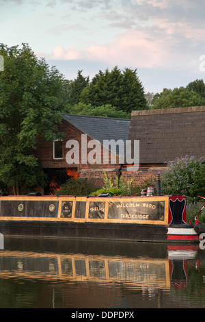 Bateau amarré au quai Tardebigge étroit sur le Canal de Worcester et Birmingham Worcestershire, Angleterre, Royaume-Uni Banque D'Images