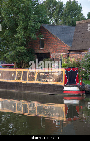 Bateau amarré au quai Tardebigge étroit sur le Canal de Worcester et Birmingham Worcestershire, Angleterre, Royaume-Uni Banque D'Images