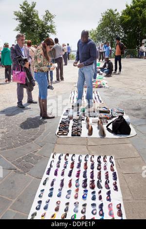 Les vendeurs de rue la vente de faux produits autour de l'angle au parc de Montjuic Banque D'Images