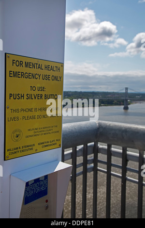 Poughkeepsie, New York - Un téléphone de prévention du suicide sur le chemin de ronde sur l'Hudson. Banque D'Images