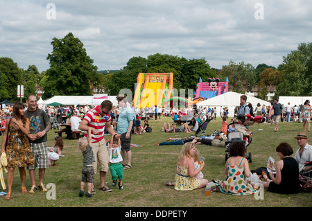 Les gens et les familles relaxing on grass, Country Show 2013 Lambeth, Brockwell Park, London, UK Banque D'Images