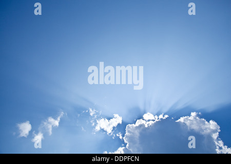 Rayons de soleil oeil de derrière les nuages. Banque D'Images