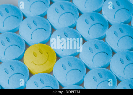 Happy pill with smiley face parmi une bande de malheureux comprimés Banque D'Images