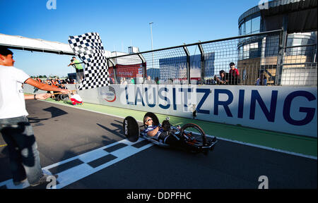 Handbiker Lars Hoffmann traverse la ligne d'arrivée lors de sa tentative de record à la 2 Mile Superspeedway au Lausitzring près de Klettiwz, Allemagne, 05 septembre 2013. Il a commencé un voyage de 24 heures à 06:00 h le 04 septembre et a dû faire 200 tours pour battre le record Guinness de 649 kilomètres. Cependant, il a dû s'arrêter à 12 h 30 le jeudi en raison de la maladie et n'a pas réussi à établir un nouveau record. Il a commencé à nouveau à 04:15 afin d'être en mesure de terminer la tentative. Photo : ANRO BURGI Banque D'Images