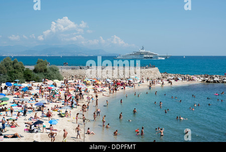 Un panier-Antibes Beach sur la côte d'Azur Côte d'Azur avec Roman Abramovich's super yacht Eclipse dans l'arrière-plan, France Banque D'Images