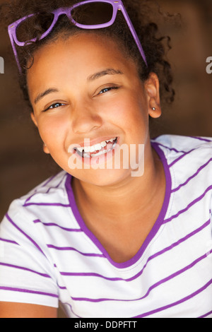 Une belle et happy smiling young African American female fillettes portant des lunettes de soleil doré et de rire Banque D'Images