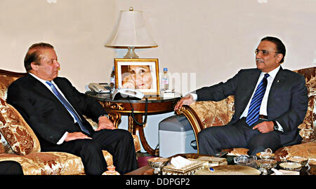 Islamabad, Pakistan. 5e septembre 2013. Le président Asif Ali Zardari l'échange de vues avec le Premier Ministre Muhammad Nawaz Sharif au cours de réunion à o de la présidence. Document de cours par le Pakistan information ministère   (photo par PID/Deanpictures/Alamy Live News Banque D'Images