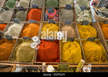 Les herbes et épices pour la vente dans un marché de l'alimentation traditionnelle provencale dans le centre de Antibes, Côte d'Azur, France Banque D'Images