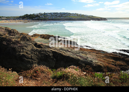 Plage de Polzeath, occupé à la fin de l'été vu de nouveau Polzeath, North Cornwall, England, UK Banque D'Images