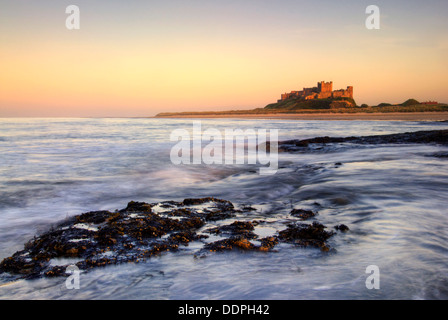 Coucher de soleil sur le château de Bamburgh Northumberland, Angleterre, Côte Banque D'Images