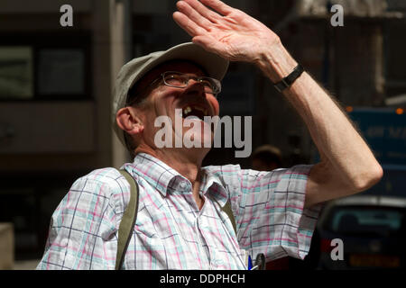 Londres, Royaume-Uni. 5e septembre 2013. Un homme se protège les yeux contre le soleil reflété par le talkie walkie bâtiment que la réflexion est cinq fois plus élevé que la normale du soleil Crédit : amer ghazzal/Alamy Live News Banque D'Images