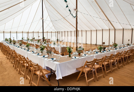 Intérieur d'un chapiteau lors d'un grand mariage, avec des tables prêtes pour le déjeuner, Royaume-Uni Banque D'Images