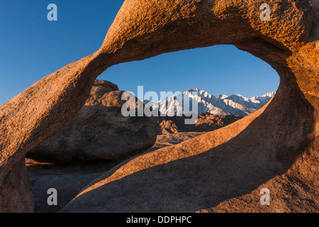 Alabama Hills, en Californie, la Sierra Nevada et le Mont Whitney paysage vu à travers le passage de Mobius. Banque D'Images