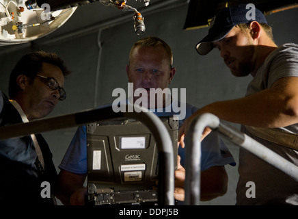 ALTUS AIR FORCE BASE, en Oklahoma - Ken Burris, 97e Direction Maintenance électricien, Jeffrey Cunningham, 97e travail MX leader, et Alex Erickson, 97e technicien hydraulique MX, un examen de l'ordre technique sur leur ordinateur portable de travail tout en travaillant sur la piste. E Banque D'Images