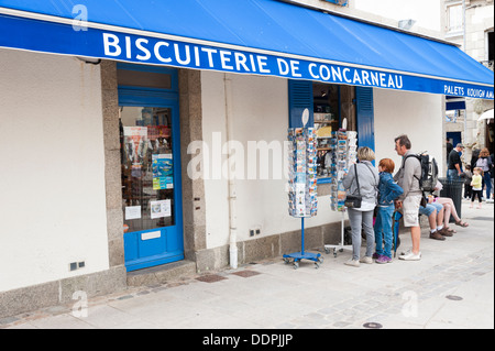 Les personnes à la recherche dans une fenêtre, à un magasin qui vend des galettes et Gateau Breton à Concarneau Ville Close Bretagne France Banque D'Images