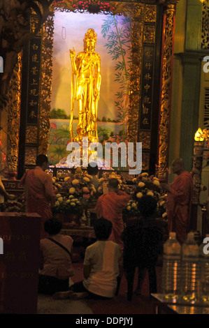 Bougies sanctuaire bouddhiste temple Bangkok Thaïlande Banque D'Images