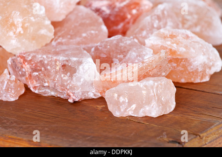 Himalayan rock salt affichées sur un bois fort Banque D'Images