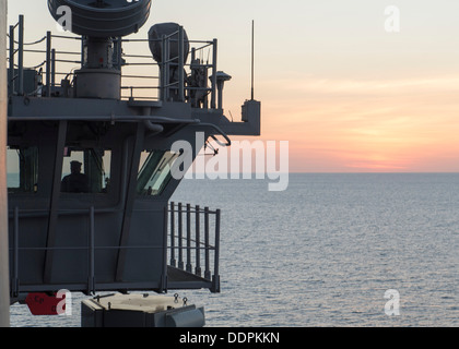 Le soleil se couche sur l'avant-déployé d'assaut amphibie USS Bonhomme Richard (DG 6). Bonhomme Richard est le fleuron du Bonhomme Richard Groupe amphibie et participe actuellement à l'exercice Koolendong Expeditiona Marine avec la 31e Banque D'Images