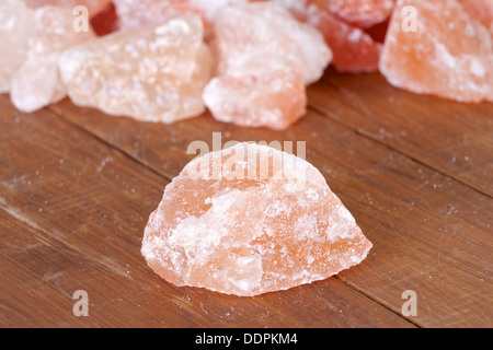 Himalayan rock salt affichées sur un bois fort Banque D'Images