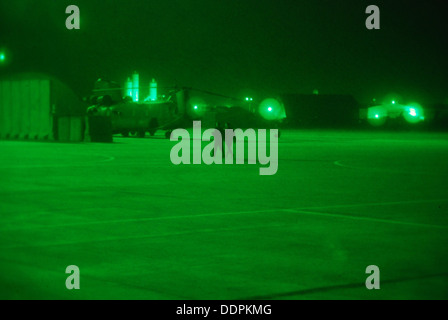 Soldats affectés à la Compagnie B, 2e Bataillon (soutien général), 36e Brigade d'aviation de combat, Task Force Falcon, à pied à leur Banque D'Images