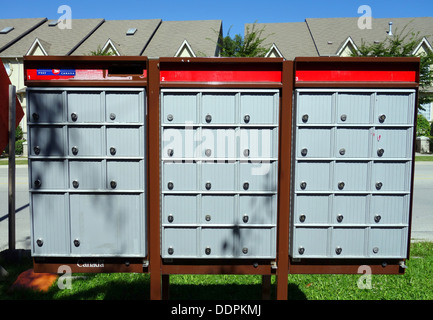 Les boîtes aux lettres de Postes Canada dans une rue de banlieue en Ontario Banque D'Images