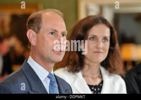 Hillsborough, en Irlande du Nord. 5 Septembre 2013 - L'île à Hillsborough Castle avec le secrétaire d'État, Theresa Villiers Crédit : Stephen Barnes/Alamy Live News Banque D'Images