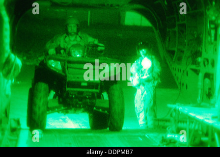 La CPS. Tyler McConnell, chef d'équipe affectée à la Compagnie B, 2e Bataillon (soutien général), 36e Brigade d'aviation de combat, Task Force Falcon, regarde un soldat charge un véhicule tout-terrain sur un hélicoptère CH-47 Chinook, le 31 août, au camp Phoenix, Banque D'Images