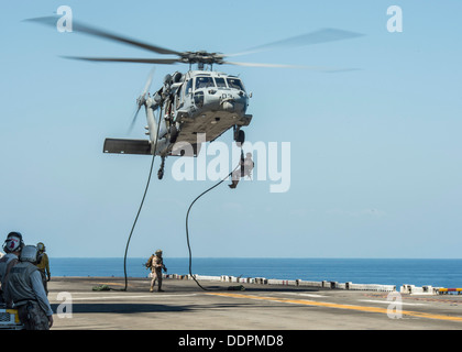 Marines affectés à la 31e Marine Expeditionary Unit (MEU) descendre en rappel d'une Sea Hawk MH-60S pour le poste de pilotage de l'avant-déployé d'assaut amphibie USS Bonhomme Richard (DG 6) pendant un exercice d'entraînement. Bonhomme Richard est le modèle phare de la Banque D'Images