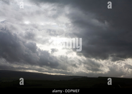 Les nuages passent au-dessus de Wensleydale sur soirée d'automne de près de Bolton Castle Yorkshire Dales England Banque D'Images