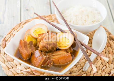 Thit Heo Kho Trung - poitrine de porc caramélisée vietnamien avec des œufs durs braisé à l'eau de noix de coco. Banque D'Images