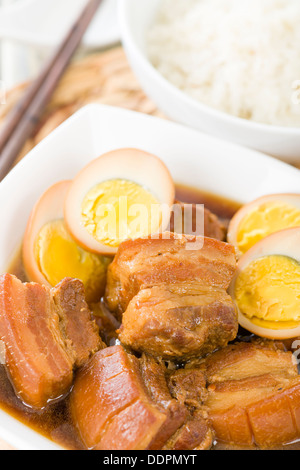 Thit Heo Kho Trung - poitrine de porc caramélisée vietnamien avec des œufs durs braisé à l'eau de noix de coco. Banque D'Images