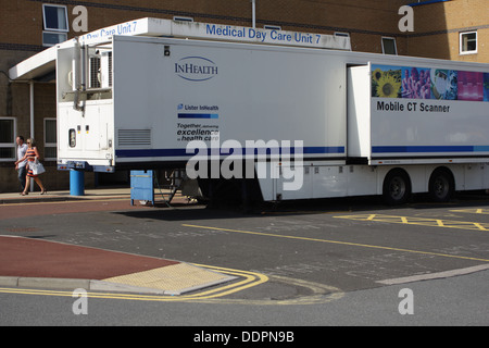 Scanner Mobile stationné à l'extérieur de l'aile Chester,Sunderland Royal Hospital Banque D'Images