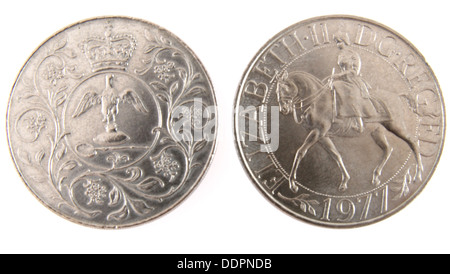 1977 Silver Jubilee Queens Couronne Commémorative de monnaie. En 1977 pour commémorer le jubilé d'argent de Sa Majesté la Reine Elizabeth II, la Monnaie royale a publié une question limitée très spéciale de la Couronne commémorative de monnaie. Conçu par Arnold Machin le revers représente Sa Majesté la Reine Elizabeth II à cheval tandis que l'avers dispose d'ampoule et d'une onction Spoon entourée d'une bordure de fleurs de la couronne royale. Banque D'Images