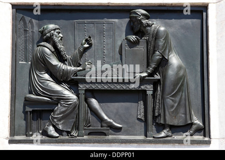 Bas-relief représentation de Johannes Gensfleisch zur Laden zum Gutenberg sur un monument à Mayence, en Allemagne. Banque D'Images