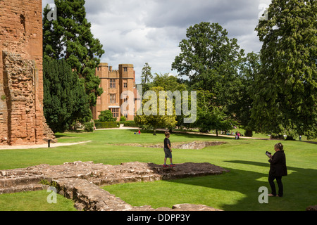 Vue sur la cour intérieure vers la guérite à Kenilworth, Warwickshire, en Angleterre. Banque D'Images