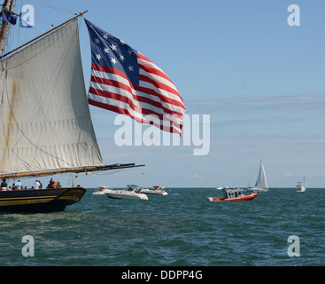 Un boatcrew à partir de la station de la Garde côtière canadienne Toledo (Ohio), une zone d'application de la sécurité des patrouilles près de la goélette Pride of Baltimore II, homeported à Baltimore, sur le lac Érié, le 2 septembre 2013. Le boatcrew a patrouillé la zone de sécurité au cours de la bataille du lac Érié Bicente Banque D'Images