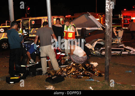 Durban, Afrique du Sud. 5e Septembre, 2013. Les ambulanciers assister à l'un des nombreux qui ont été blessés dans un accident qui a coûté la vie à au moins 24 personnes, qui ont été tués quand un camion aux freins a échoué sur la Colline du champ à Pinetown près de Durban et labouré par quatre taxis et une voiture. Photo : Allied Photo Press/APP © Giordano Stolley/Alamy Live News Crédit : Giordano Stolley/Alamy Live News Banque D'Images