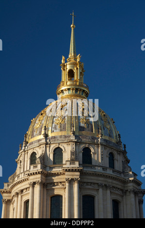 Le dôme doré orné au-dessus de l'Hôtel des Invalides, à Paris. Construit par Louis XIV (Le Roi Soleil) il abrite aujourd'hui le tombeau de Napoléon. Monuments de France. Banque D'Images