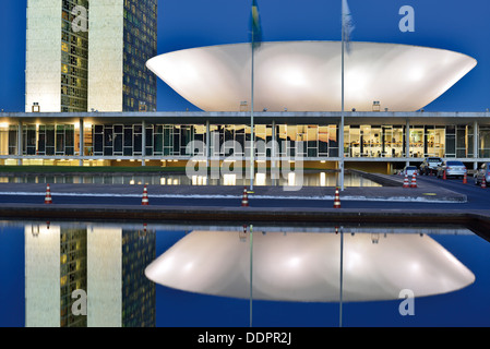 Brésil, Brasilia : Nocturnal vue avant du bâtiment du Congrès National Banque D'Images