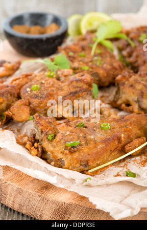 Mutton Chaap - poêlée de côtelettes d'agneau et battues chaat masala Banque D'Images