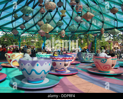 The Mad Hatters tea cup ride at Disneyland Paris Banque D'Images