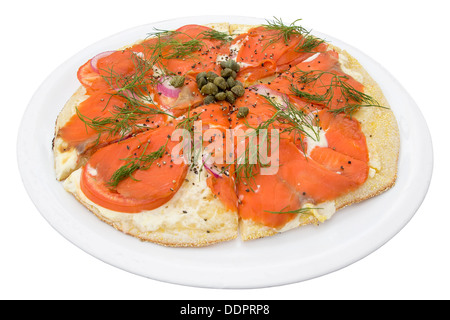 Pizza au Saumon fumé garni de fromage à la Crème de Câpres Aneth tomate et oignon Poivrons fissuré isolé sur fond blanc Banque D'Images