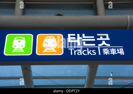 Les voies de la gare de Séoul signer en anglais et le hangul Banque D'Images