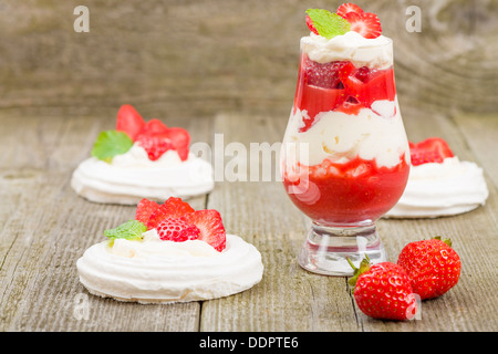 Eton Mess - Fraises avec crème fouettée et meringue. Dessert d'été britannique classique. Banque D'Images