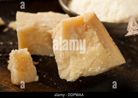 Gourmet Organic Parmesan sur un arrière-plan Banque D'Images