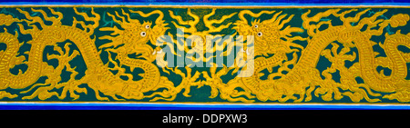 Couple de dragons d'or peinture in Chinese Temple Banque D'Images