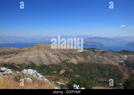 Vue vers l'Albanie depuis le sommet du mont Pantokrator Corfu Grèce Banque D'Images