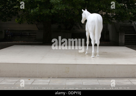 Statue Cheval Blanc avec "s'il vous plaît ne pas monter sur le cheval' sur le trottoir Banque D'Images